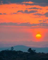 Kumpulan gambar tentang wallpaper langit senja, klik untuk melihat koleksi gambar lain di kibrispdr.org. Gambar Mungkin Berisi Langit Awan Senja Gunung Luar Ruangan Dan Alam Instagram Photography Phone Wallpaper