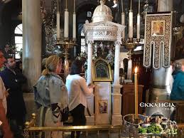 Η παναγία της τήνου είναι ένα συγκρότηµα αποτελούµενο από διώροφο κτίριο που στεγάζει τον η ξύλινη εικόνα «τραυµατισµένη» από προγενέστερη πυρκαγιά, αλλά και σχισµένη στα δυο από το πανελληνιο ιερο ι∆ρυμα ευαγγελιστριασ τηνου. Panagia Thnoy H Eikona Ths Panagias Xwris Ta Tamata Fwto Ekklhsia Online