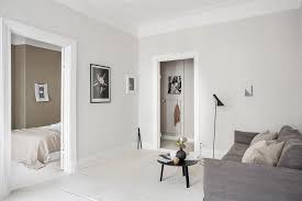 Peinture D Interieur 5 Astuces Pour Agrandir Vos Pieces Couleur Mur Salon Mur Gris Peinture Gris Clair