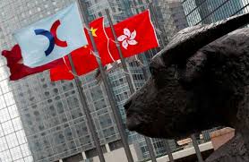 香港IPO：目前有逾350家企業排隊上市港交所（HKEX） 行政總裁陳翊庭表示，今年首三周已有11宗新股上市，集資約40億美元。  她又透露，目前有逾350家企業排隊上市，包括秘密遞交上市申請的企業。 陳翊庭稱，去年全球前十大新股集資案例中，香港佔四宗，按目前上市管綫而言 ...