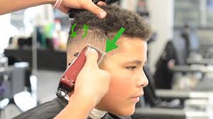 Heute zeige ich euch einen einfachen haarschnitt für jungs und männer. Einer Mannlichen Person Einen Fade Haarschnitt Machen Mit Bildern Wikihow