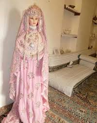 ازياء العروس الحجازية الزبون ترتدي العروس اللباس أولا ثم القميص ثم الثوب وبعد ذلك المجامر وهي تلف Traditional Dresses Traditional Outfits Arabic Dress