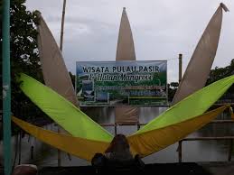 Satu, dua, tiga, tarik, satu dua tiga tarik, ujar seruan komandan yang terdengar dari video dokumentasi direktorat polairud polda babel yang diterima harian ini, jumat dua tali tambang yang panjangnya diperkiran puluhan bahkan ratusan meter, tampak terlilit di antara pepohonan hutan bakau. Meninjau Kembali Hutan Mangrove Pandansari Brebes Untold Story