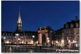 Bordeauxeclairage De La Porte De Bourgogne Et Fleche Saint Michel Photo Bernard Tocheport Saint Michel Bordeaux Bourgogne