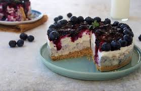 Scopri su cucchiaio d'argento le ricette dolci da preparare direttamente a casa tua: Torta Fredda Allo Yogurt Con Salsa Di Mirtilli Ricetta Fresca Ideale Per L Estate Cibo Che Passione