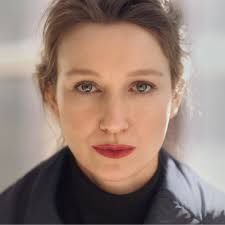 Introducing #PortraitsOfWomen, #MaxMaraTheCube's FW21 video series  dedicated to celebrating women directed by Tracy Doyle. Here portrayed  Helena Suric, one of the two women protagonists of the project, Senior  Director of Talent for