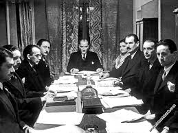 Atatürk Türk Dil Kurumu toplantısına başkanlık ederken. (04.01.1933) | İşte Atatürk | Atatürk Hakkında Bilmek İstediğiniz Herşey