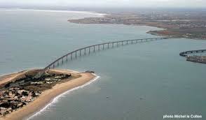 Le Pont De L Ile De Re Vue Aerienne En Direction Du Pertuis Breton Ile De Re France Tourisme En France Ile