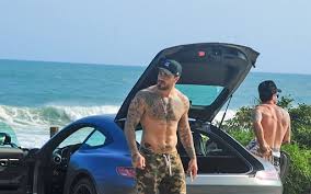 Felipe titto usou as redes sociais para rebater críticas que recebeu após mostrar sua coleção de dez carros em uma mansão. Felipe Titto Da Mergulho De Sunga E Deixa Praia Em Novo Carro De R 650 Mil Quem Quem News