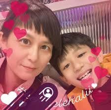 關於小S女兒的畫展開畫展沒有想像中這麼難，基本上租借場地即可， 台北也有不少咖啡店有這個服務。 難的是賣畫。  不過小S二女兒Lily這次畫賣光不太屬於市場機制，比較是媽媽關係網中的成果發表。  啊這個模式很常見啊，學音樂的也很多家長要租場地給小孩辦演奏會、門票也都 ...