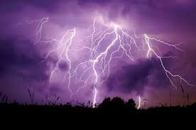 In het midden en zuiden schijnt af en toe de zon maar vallen er ook enkele buien, langs de kust mogelijk met onweer. Fotos Onweer Gisteren Google Zoeken Onweer Bliksem Italie