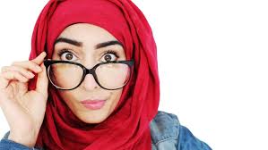 Namun, pada zaman ini ia telahpun tidak ramai yang berkeyakinan untuk menggayakan cermin mata ini kerana rekaan bentuknya yang sebegitu. Masih Stylo Berhijab Walau Bercermin Mata Sinaran Wanita