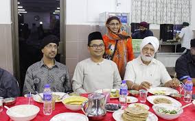 Gejala sakit kepala adalah sakit atau nyeri di kepala, yang bisa menyebar ke wajah, leher, dan bahu. Ahli Parlimen Berbuka Puasa Di Kuil Sikh Dr Mujahid Kata Takde Masalah