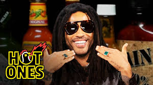 Lenny Kravitz Resta Calmo Mentre Mangia Ali di Pollo Piccanti