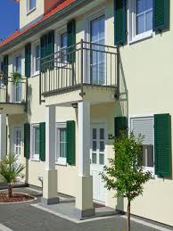 Der Eingangsbereich Hat Es Uns Angetan Mit Heller Fassadenfarbe Und Dunkelgrunen Fensterladen Ladt Haus Heidelberg Zum Verwei Haus Fassadengestaltung Fassade
