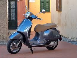 The vespa gts 300 super sport is not only a good looking italian scooter, it's also a lot of fun. Vespa Gts 300 Hpe Fahrbericht Daten Motor Preis Adac