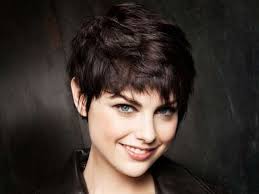 Sfoggia un taglio a strati asimmetrico per dare ai capelli con una parte laterale un tocco in più. Tagli Di Capelli Foto Stylosophy