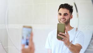 If social media has taught us anything, it's that models just love taking selfies. Selfie Hack Perfekte Spiegel Fotos Machen Mediamagazin