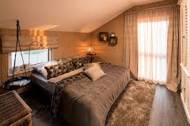 Wohnideen Schlafzimmer In Brauntonen Mit Mustertapete Und Bodentiefem Fenster Haus Wohnen Fertighauser