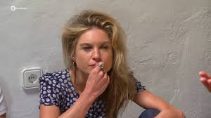 Is haar keus voor een man bewust, of lauren verster zet alle schaamte opzij en geeft aan tafel bij rtl late night een korte. Lauren Verster Zingt Voor Het Eerst In Het Openbaar Lauren Youtube