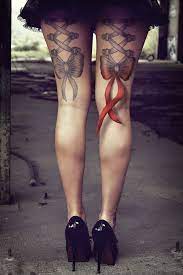 1001 Ideen Und Inspirationen Fur Ein Oberschenkel Tattoo Oberschenkel Strumpfband Tattoo Oberschenkel Tattoo Tattoo Bein