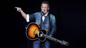 Bruce springsteen was born september 23, 1949 in freehold, new jersey and is an american singer, songwriter and musician who is both a solo artist and the leader of the e street band. Bruce Springsteen Die Andere Stimme Amerikas Swr2