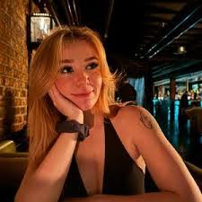 Elizabeth Cornwall's Instagram, Twitter & Facebook