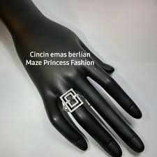 Menurut mereka di jari manis ada yang disebut pembuluh vena cinta, pembuluh yang mengalirkan darah langsung ke jantung. 99 Ide Aneka Cincin Emas Berlian Princess Fashion Di 2021 Cincin Emas Emas Cincin