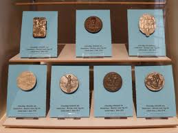 „tag der arbeit in der damaligen reichshauptstadt berlin, festgehalten von einem filmamateur aus dem ruhrgebiet. Sammler Zeigt 1 Mai Anstecknadeln Im Museum Im Bugeleisenhaus Hattingen