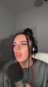 What an absolute tune. , #acousticcovers #covers #icantmakeyouloveme  #singer #coversinger