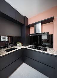 The advantages of glass backsplash are clear: Everything You Need To Know About Kitchen Backsplashes Qanvast