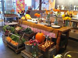 I Like The Idea Of A Mini Farmers Market Within A Retail Shop Like A Little General Store Love The Big Table And The Varying Levels Gastronomia Frutas