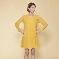Sa nouvelle robe noire favorite ne coûte que 70 euros ! Robe Courte Evasee Manches Longues Volants Femme Jaune 3 Suisses