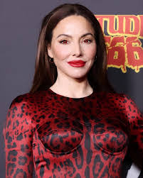 Mayra Bell's Instagram, Twitter & Facebook