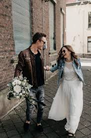 Tolles schnittmuster von vogue mit deutscher kurzanleitung für eine legere kombination aus gerader hose mit pattentaschen und einem jacket/ blazer mit reverskragen und taschen nähanleitung. Blue Ripped Jeans A Black Tee A Brown Leather Jacket Black Loafers For A Fast City Hall Ceremony Hochzeit Kleidung Hochzeitsoutfit Legere Hochzeitskleider