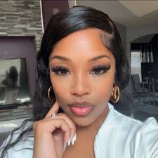 Mimi Dixon's Instagram, Twitter & Facebook