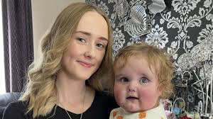 Mam yn gwerthu ei thŷ i dalu am lawdriniaeth ei babi yn America