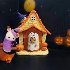 少し早いけど ハロウィン にぴったりの 背景ボード が キャンドゥ に出てまーす シルバニア の どきどきハロウィンハウスセット にぴったり 毎年 ハロウィンとクリスマスには限定商品が出るシルバニアですが今年は去年と同じこの ハロウィンハウスセット が再販に