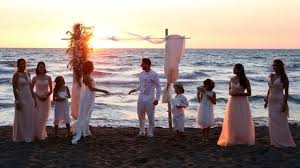 Innanzitutto sfatiamo il mito secondo il quale si possa fare il matrimonio cattolico in spiaggia. Procida Si Ai Matrimoni In Spiaggia Avevamo Un Boom Di Richieste La Repubblica
