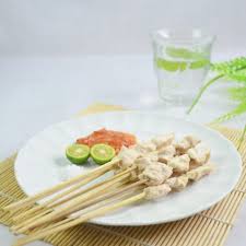 Pertama, cuci bersih dan potong ayam. Sate Taichan Indofood Solution