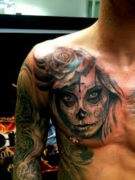 Dia de los muertos, or the day of the dead, is a mexican holiday that celebrates life in all of its cycles and planes, by remembering loved ones who have passed. Studiosuche Fur La Catrina Dia De Los Muertos Tattoo Bewertung De