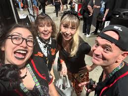 DAY 2 (PT.1) of @midsummerscream WAS AMAZING🤩🙌🏼🎃🖤👻 OH OUR SPOOKY  HEARTS WERE SO HAPPY To be Reunited with you All🤩🙌🏼👻🎃We are so  grateful to have scared today with @hauntress.xx ! We cant