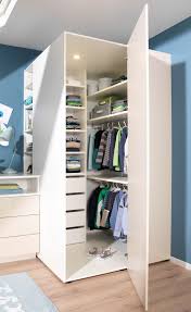 Der clou an diesem schrank ist, dass dieser begehbar ist und somit einem eigenen kleinen ankleidezimmer sehr nahe kommt. 15 Begehbarer Kleiderschrank Ideen Begehbarer Kleiderschrank Kleiderschrank Schrank
