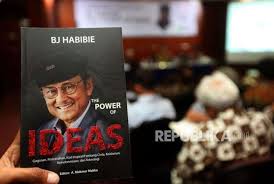 Presiden indonesia bj habibie mendekorasi istrinya, hasri ainun, dengan medali tertinggi bangsa selama upacara di istana presiden di jakarta 14 agustus. Gagasan Bj Habibie Dikupas Di Buku The Power Of Ideas Republika Online