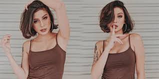 Awkarin banyak memiliki penggemar tetapi banyak juga yang membencinya. Sebar Foto Lama Awkarin 10 Tahun Yang Lalu Cantik Cute Banget Kapanlagi Com