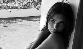 Model emily ratajkowski describes the feeling of seeing herself in a richard prince instagram painting and how the work related to a larger quest to reclaim her own image. Emily Ratajkowski Goes Completely Naked On Instagram See The Risque Pic