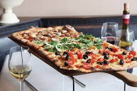 la deliziosa ricetta della pizza alla romana dello chef s cicchi questa pizza molto sottile e croccante e la specialita della cap ricette idee alimentari cibo