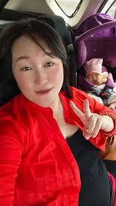 📸 这组孕照，其实是我们一家四口的第一张合照。 #全家福拍摄这胎走得不轻松，拍这张照片的时候，我已经有点累，  但我还是想记录下来——家庭的样子，生活的样子，还有正在变化的我。 #刚好那天也是老公的生日。  现在坐月第6天，状态没到100%，但我已经微微开工。开会上课 ...