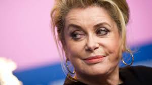 Catherine deneuve heeft een dikke, elegante vorm van wenkbrauwen. Catherine Deneuve Gewagtes Foto Mit 70 Stars