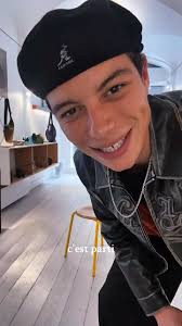 Une tenue peut raconter ce que les mots ne disent pas. Aujourd’hui, je  crois que les mots y sont arrivés. Je vous présente un morceau de mon album  « Monochrome » ainsi qu’un look inspiré de ce ...